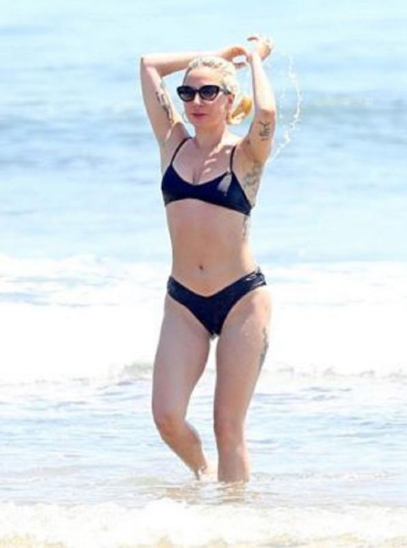 Lady Gaga se mostró junto a su novio en la Playa | FRECUENCIA RO.