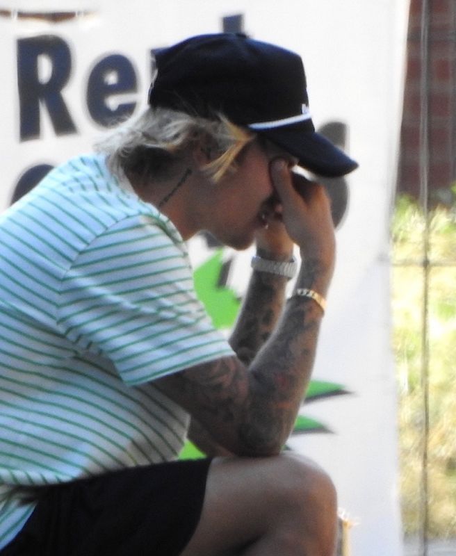 ¿Por qué llora Justin Bieber frente a la casa de su prometida? | FRECUENCIA RO.