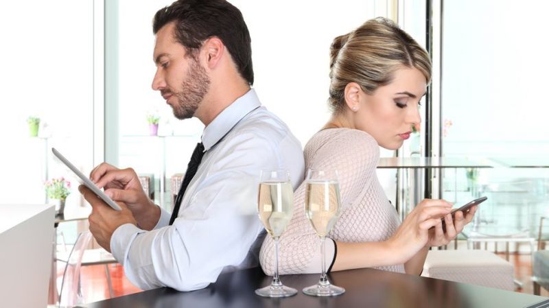 Qué es el "Phubbing", la adicción al celular que puede llevar al divorcio | FRECUENCIA RO.