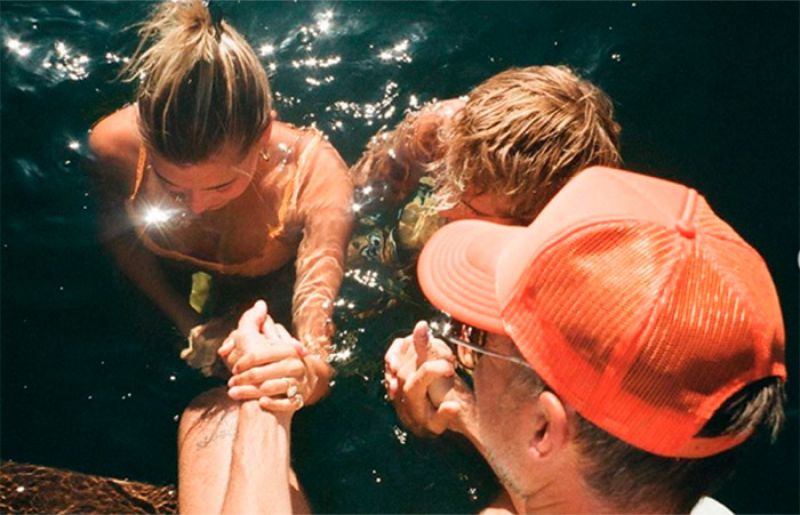 Justin Bieber y Hailey Baldwin se bautizaron en traje de baño | FRECUENCIA RO.