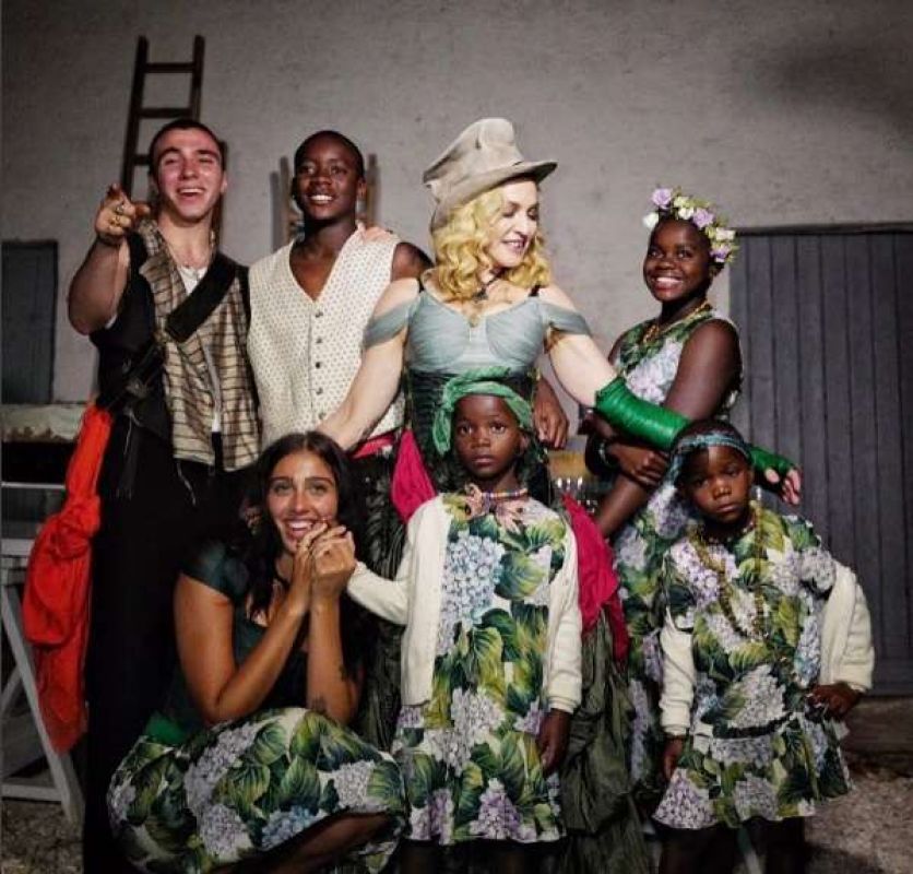 Primera foto de Madonna con sus seis hijos juntos | FRECUENCIA RO.