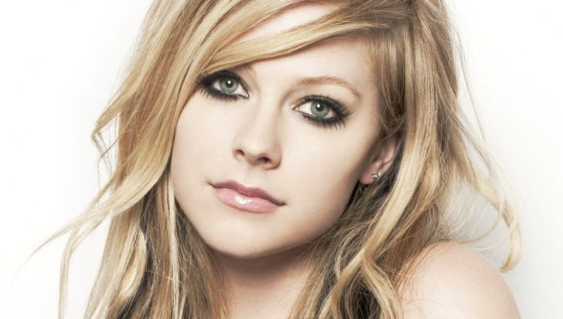 Avril Lavigne anuncia nuevo disco a 15 años de "Complicated" | FRECUENCIA RO.