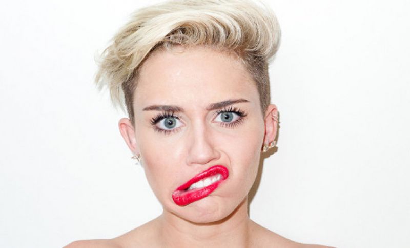 Miley Cyrus odia Wrecking Ball | FRECUENCIA RO.